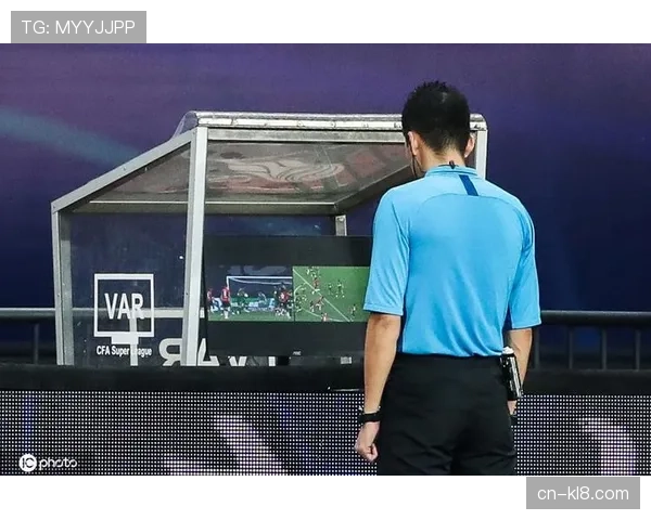 穆尼斯正常身体接触被误判犯规 VAR过度干预引质疑